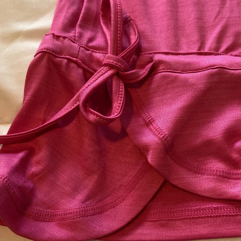 NWT- Pink Reebok runners top.  Barbiecore Vibes!  Slim Fit. Women’s size S. - Picture 10 of 14